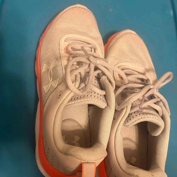 Like new under armour charger tennis shoes size 8. - Picture 5 of 6